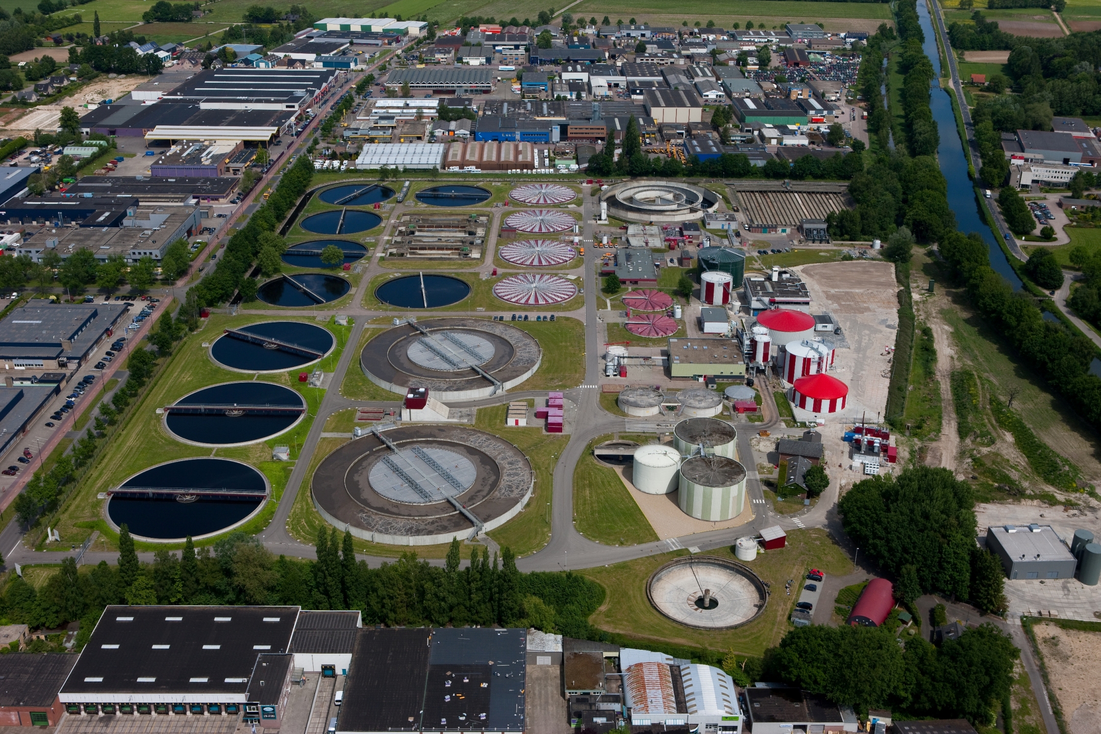Luchtfoto rioolwaterzuivering Apeldoorn 
